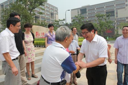 民盟浙江省委会主委、省科技厅副厅长成岳冲(右二)慰问看望我校民盟盟员