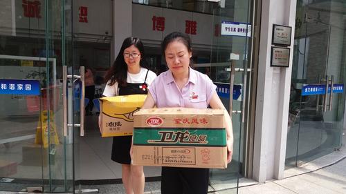 党员义务劳动——帮助毕业生搬运家具