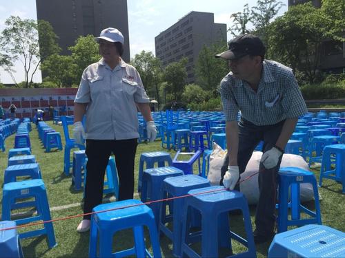 党员义务劳动——毕业典礼会场布置