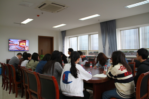 经管学院师生收看十九大开幕式2